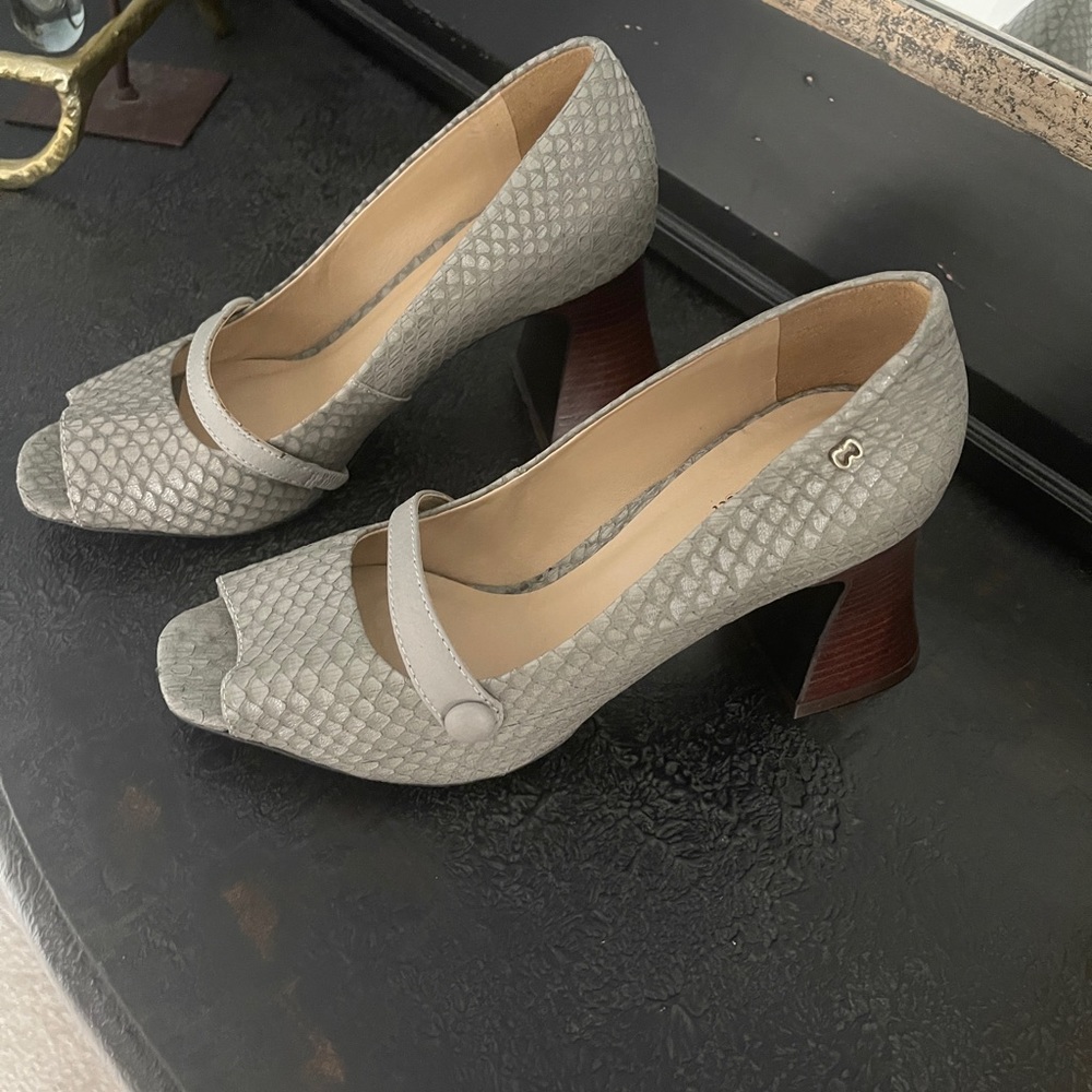 Peep-toe pumps .. so stylish